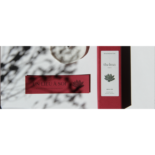 Rote Verpackung mit Thelma Paris Räucherstäbchen, Lotus-Blume, Sonnenlicht und Schatten, Entspannung