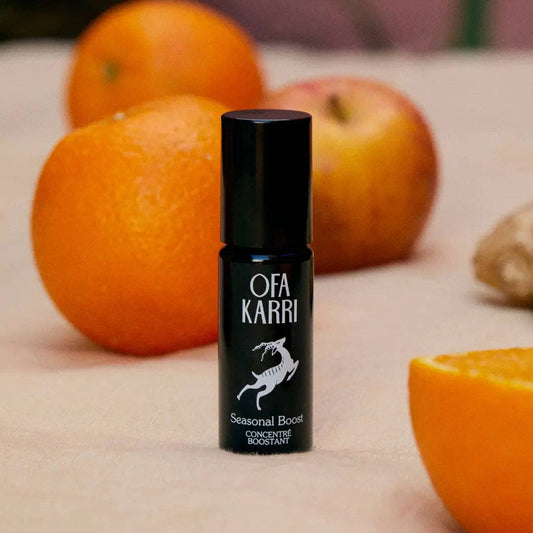 Schwarzer Ofa Karri Seasonal Boost Roll-On vor Orangen, Apfel und Ingwer, Naturkosmetik