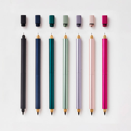 Design-Fineliner in sieben Farben mit abgenommenen Kappen, auf weißem Hintergrund