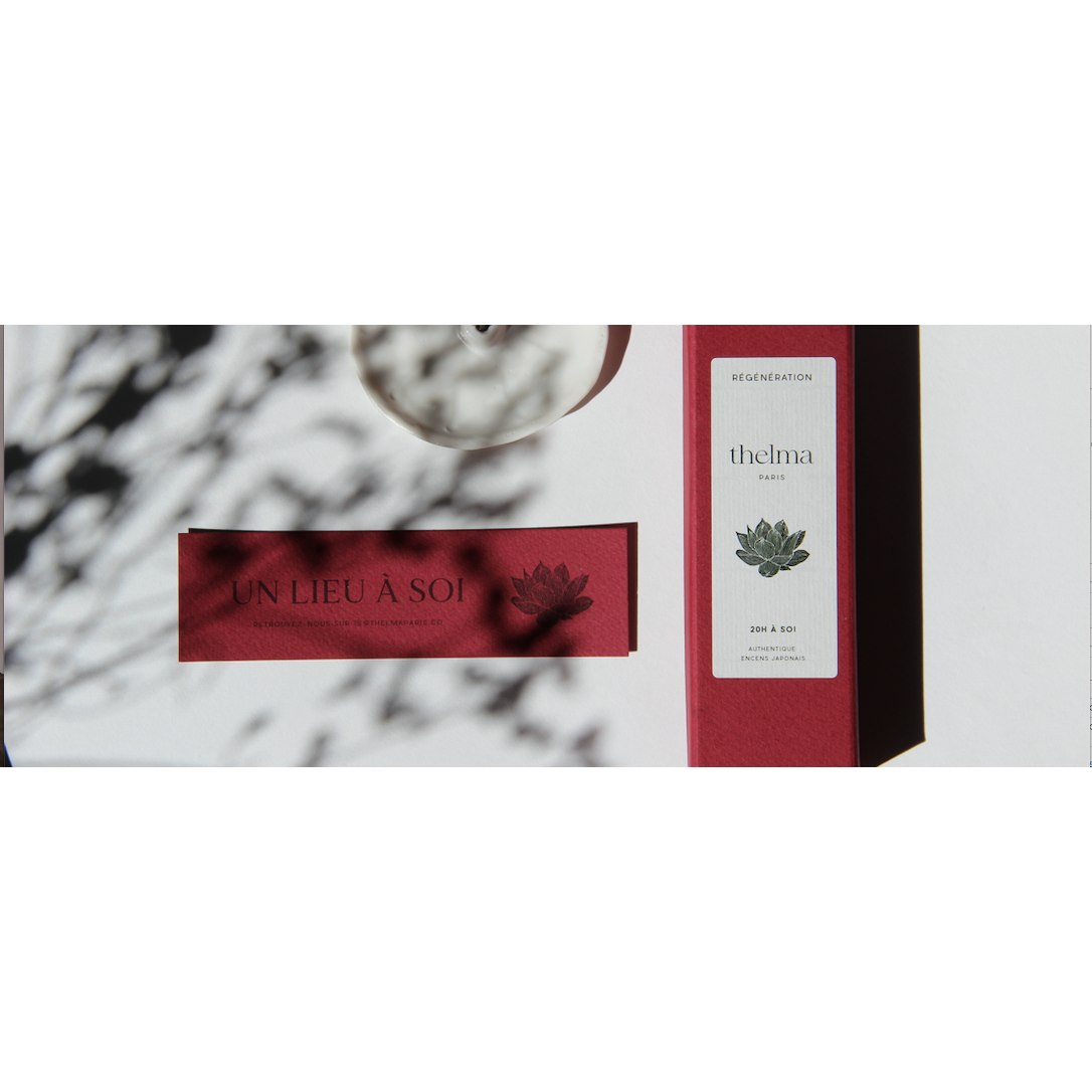 Rote Verpackung mit Thelma Paris Räucherstäbchen, Lotus-Blume, Sonnenlicht und Schatten, Entspannung