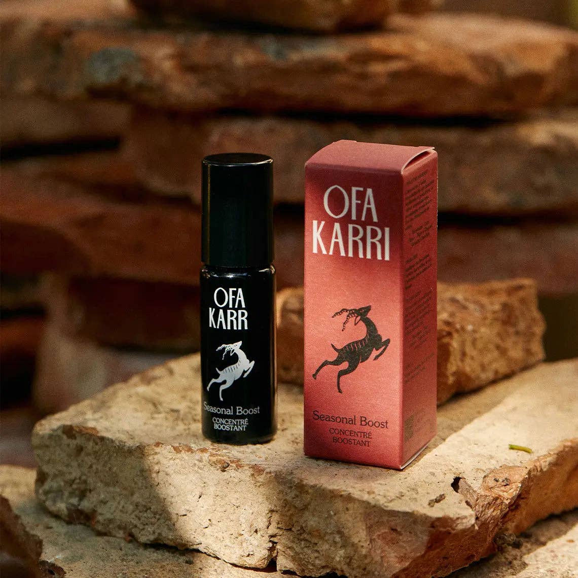 OFÄ KARR Seasonal Boost Öl Roll-On und Kartonverpackung auf Naturstein, Wellnessprodukt