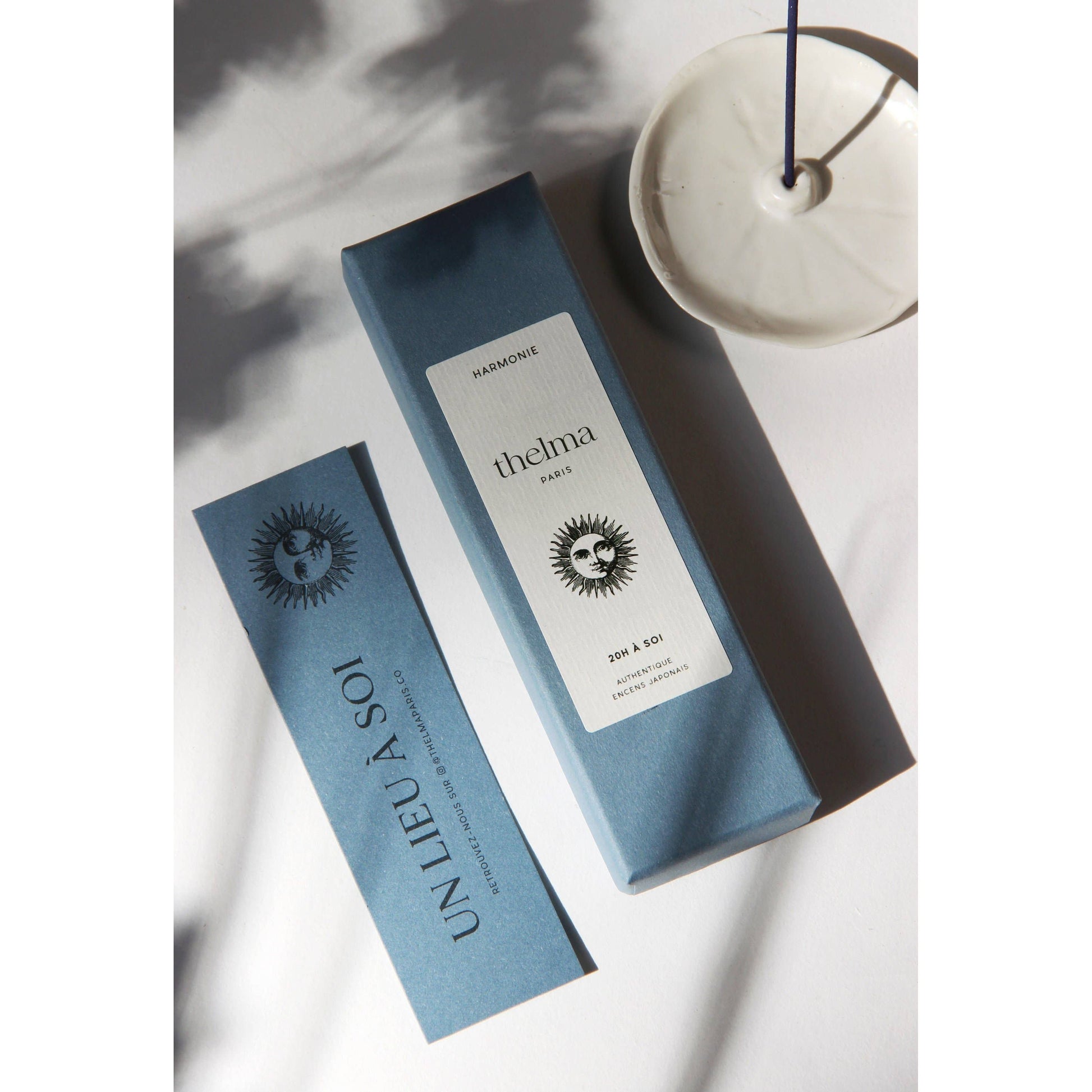 Japanische Duftstäbchen in blauer Box mit Sonnenmotiv, Keramik-Halter, minimalistisch