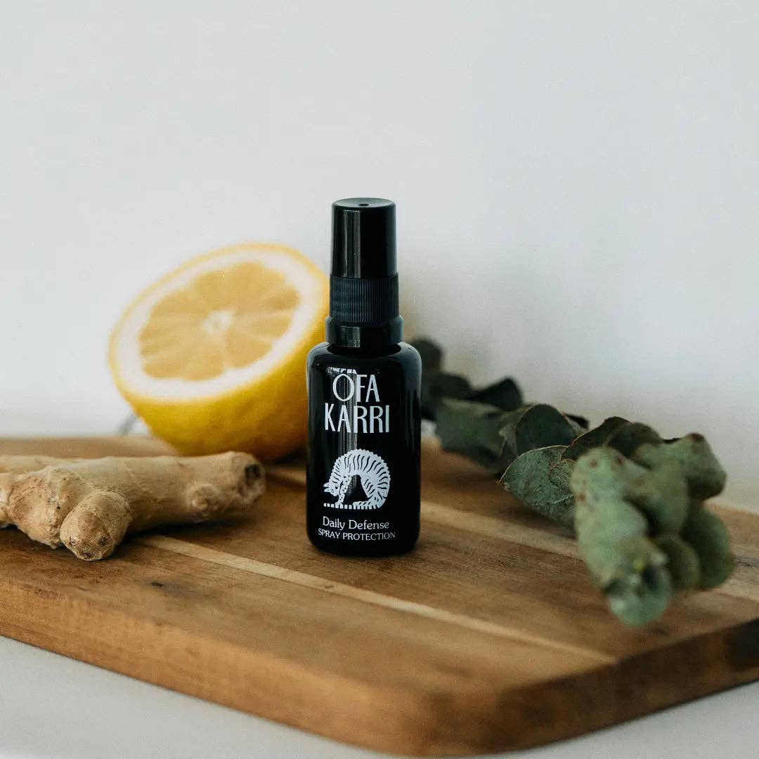 Ofa Karri Spray auf Holzbrett mit Ingwer, Zitrone und Eukalyptus, natürliche Wellness