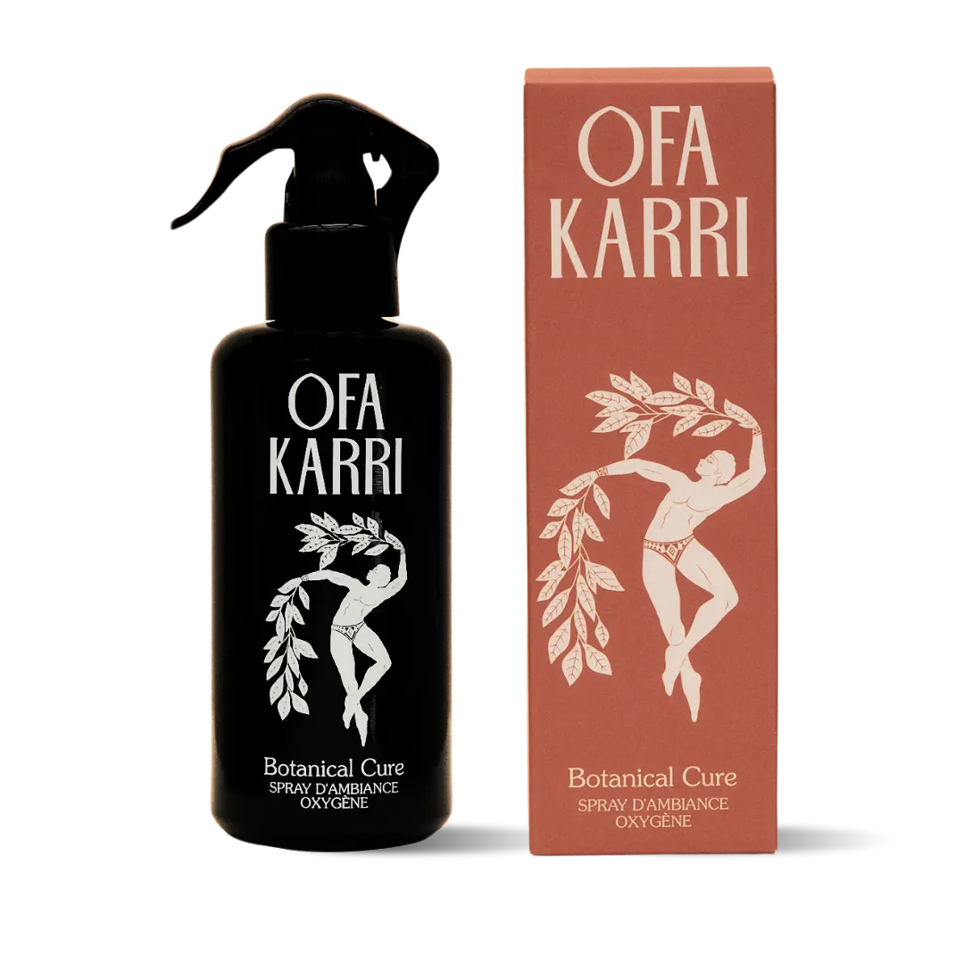 OFK KARRI Botanical Cure Raumduft Spray in schwarzer Flasche neben passender Box, Design mit tanzender Figur und Blättern