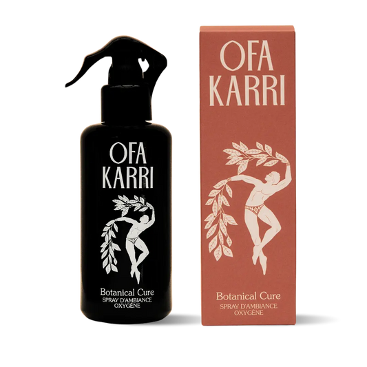 OFK KARRI Botanical Cure Raumduft Spray in schwarzer Flasche neben passender Box, Design mit tanzender Figur und Blättern