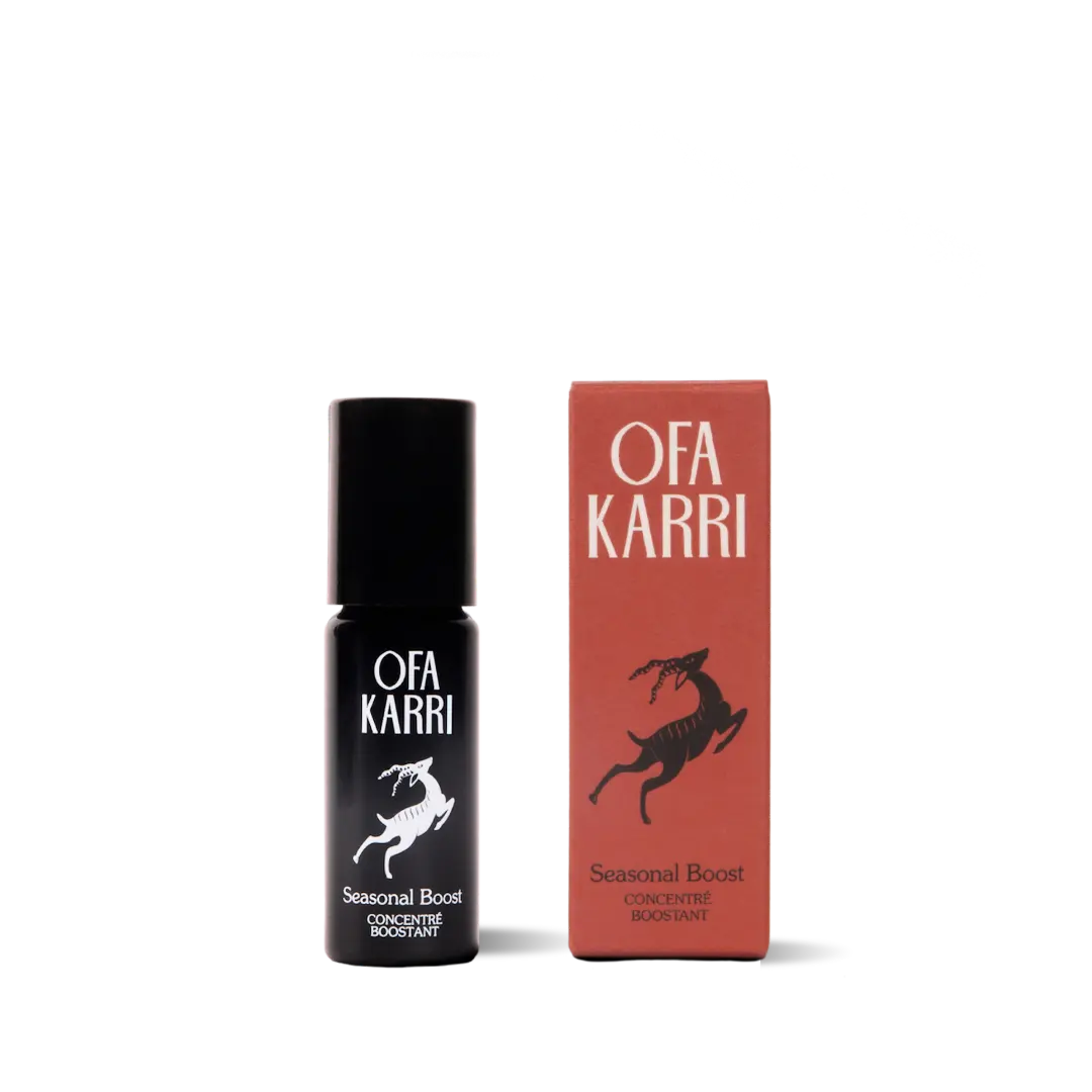 OFK Karri Seasonal Boost Roll-on und Verpackung, schwarz-rote Flasche, Naturkosmetik Produkt