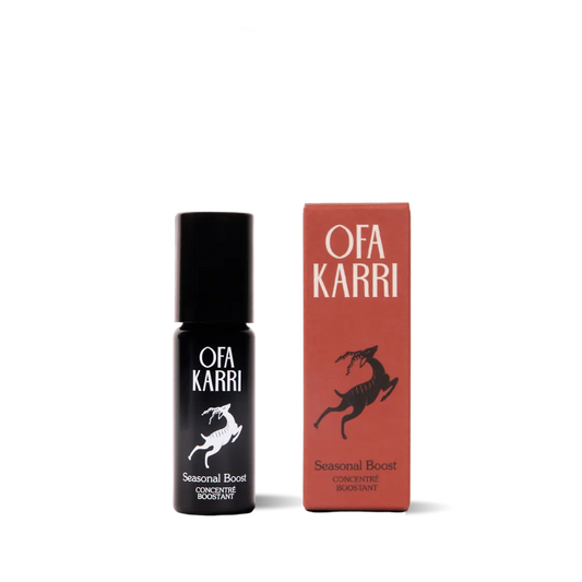 OFK Karri Seasonal Boost Roll-on und Verpackung, schwarz-rote Flasche, Naturkosmetik Produkt