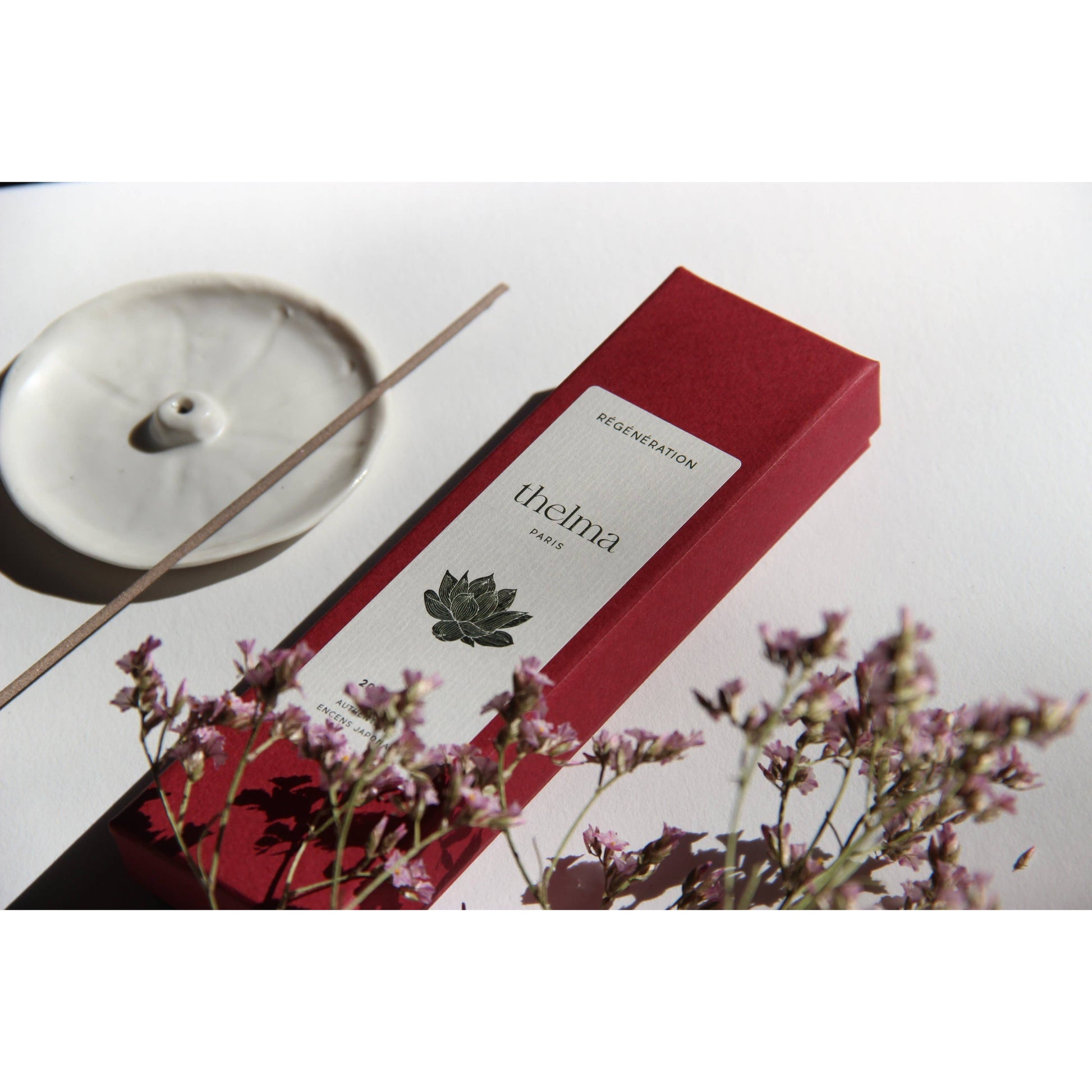Rote Box mit thelma Paris Räucherstäbchen, Keramikhalter, getrocknete Blumen