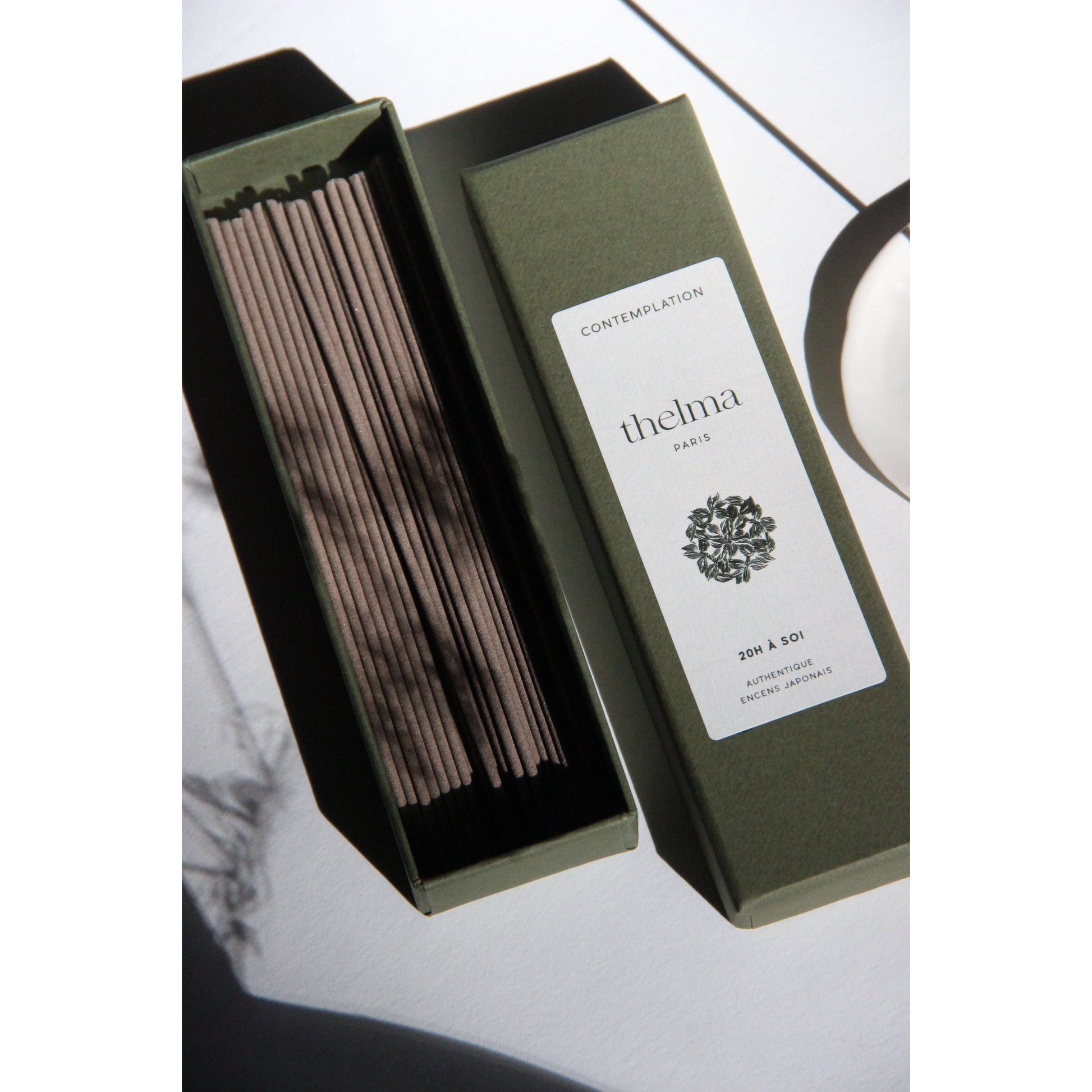 Japanische Räucherstäbchen in stilvoller grüner Box, Entspannung, Achtsamkeit Produktfoto