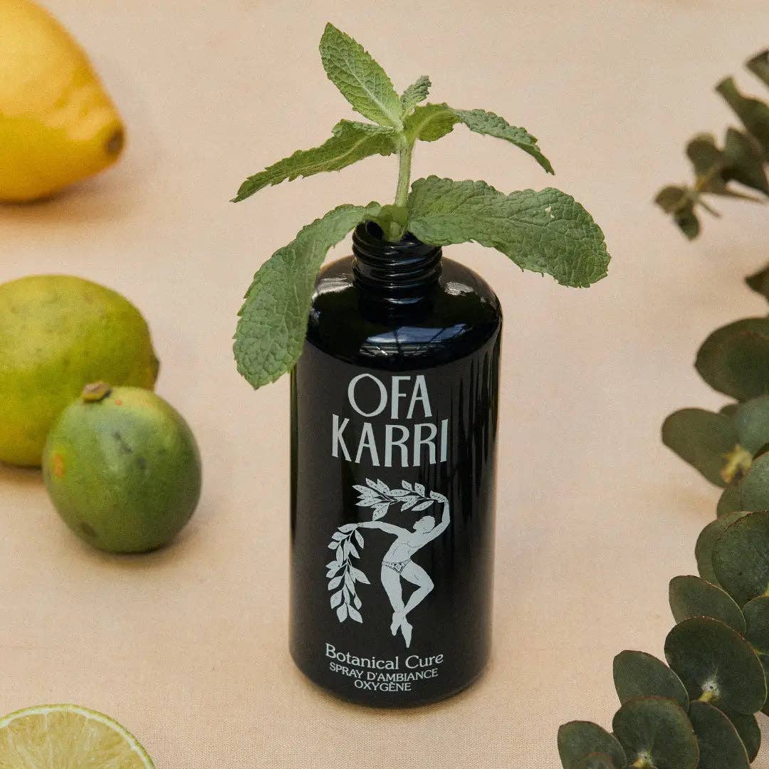 Schwarze Glasflasche mit botanischem Design, frische Kräuter, Zitrusfrüchte und Eukalyptus