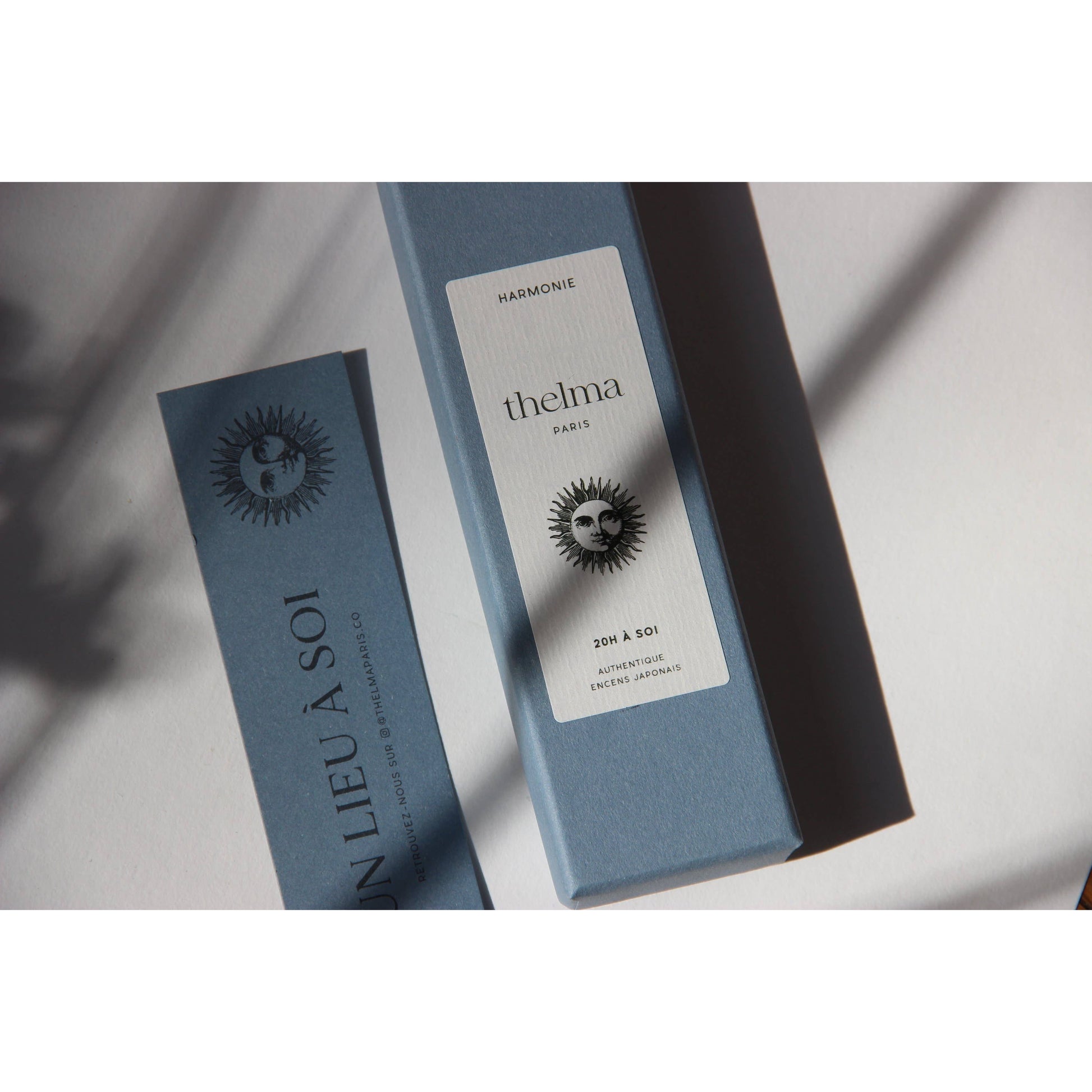 Blaue Verpackung Thelma Paris Duftstäbchen, minimalistisches Design, Sonnenmotiv, Schatteneffekt