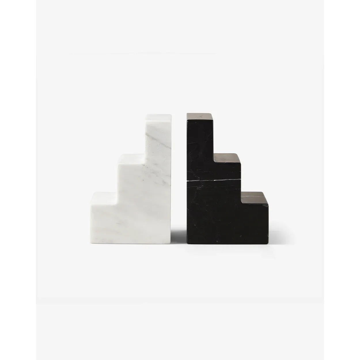 Stufenförmige Buchstützen aus weißem und schwarzem Marmor im minimalistischen Design