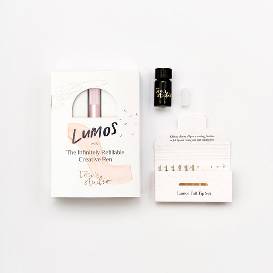 Lumos Mini nachfüllbarer Kreativ-Stift in Blush mit Tintenflasche und Spitzen-Set auf weißem Hintergrund