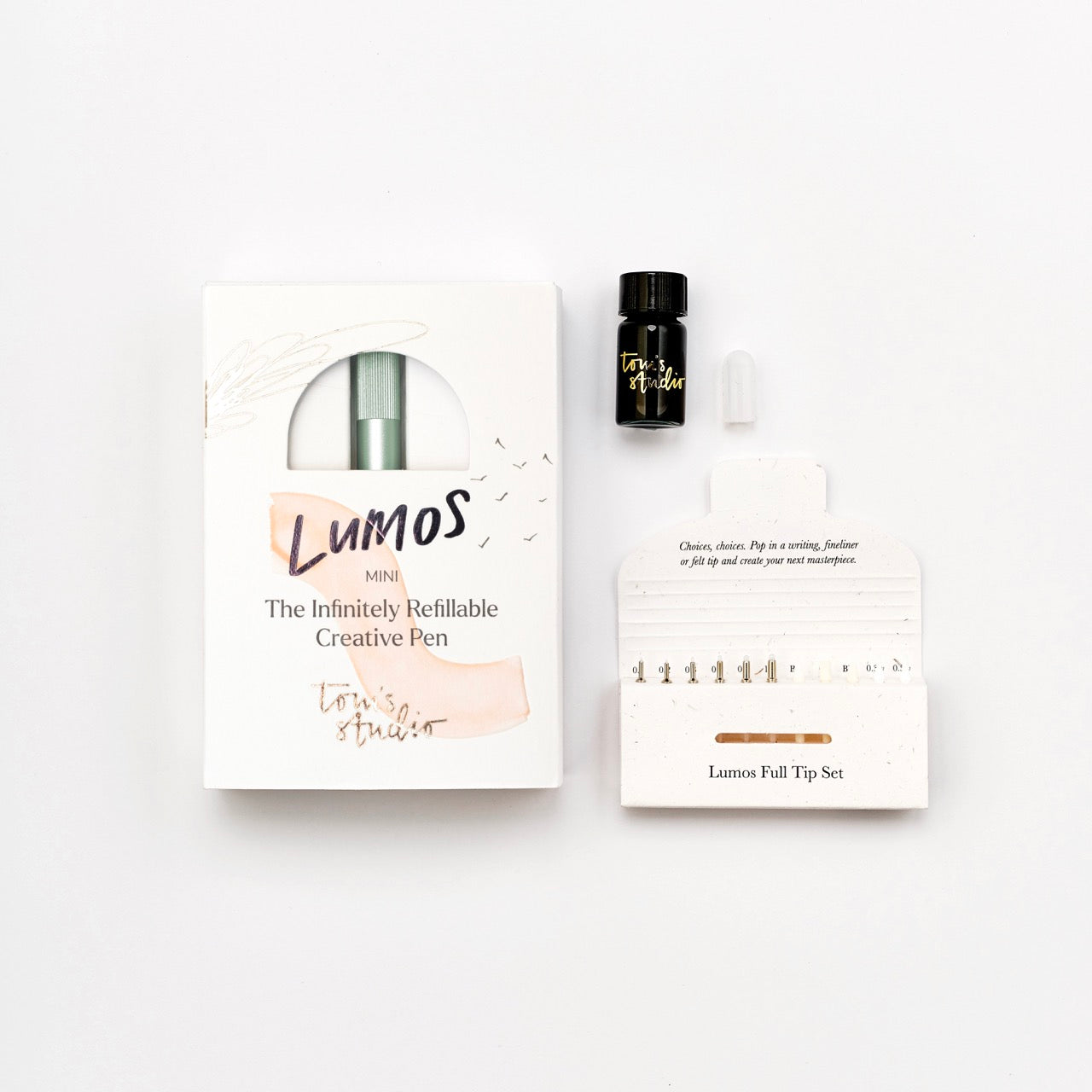 Lumos Mini Set mit nachfüllbarem Kreativ-Stift, Tintenfläschchen und Ersatzspitzen auf weißem Hintergrund.