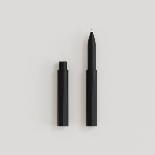 Schwarzer, minimalistischer Stift mit abgenommener Kappe auf weißem Hintergrund