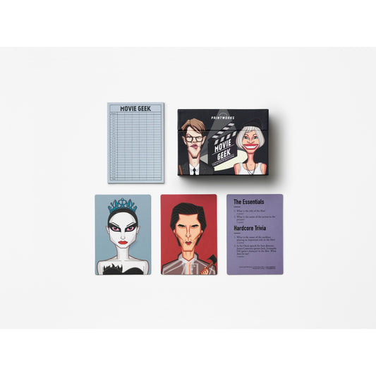 Movie Geek Kartenspiel mit Illustrationen bekannter Filmfiguren, Trivia-Karten und Spielblock auf weißem Hintergrund.