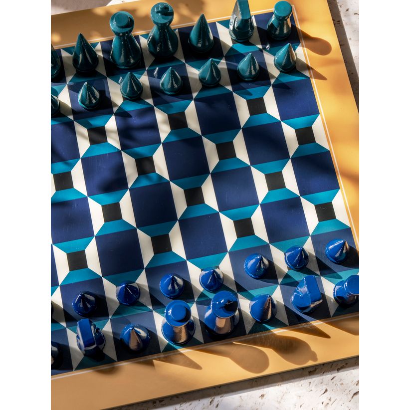 Modernes Schachbrett mit geometrischem, blauem Muster und stilisierten Schachfiguren