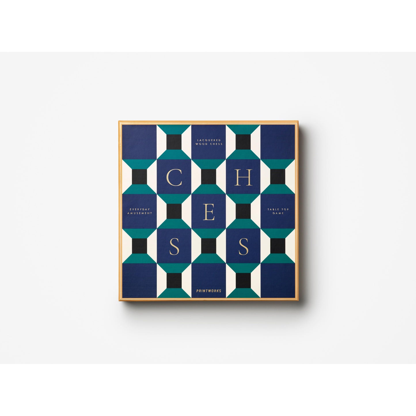 Design Schachspiel mit blau-grünem Muster und geometrischem Schachbrett auf weißem Hintergrund