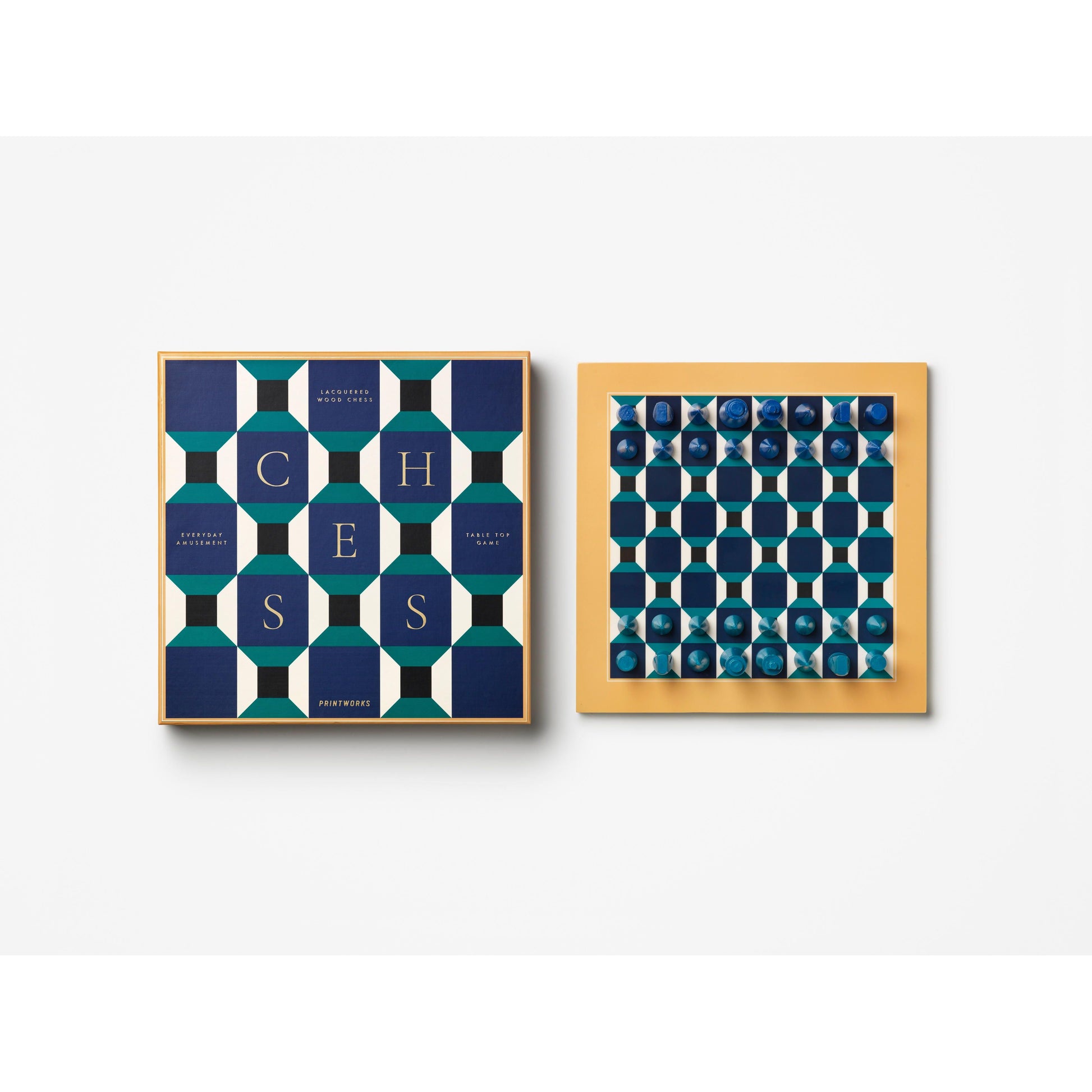 Modernes Schachspiel mit geometrischem Design und Schachfiguren in Blau auf weißem Hintergrund