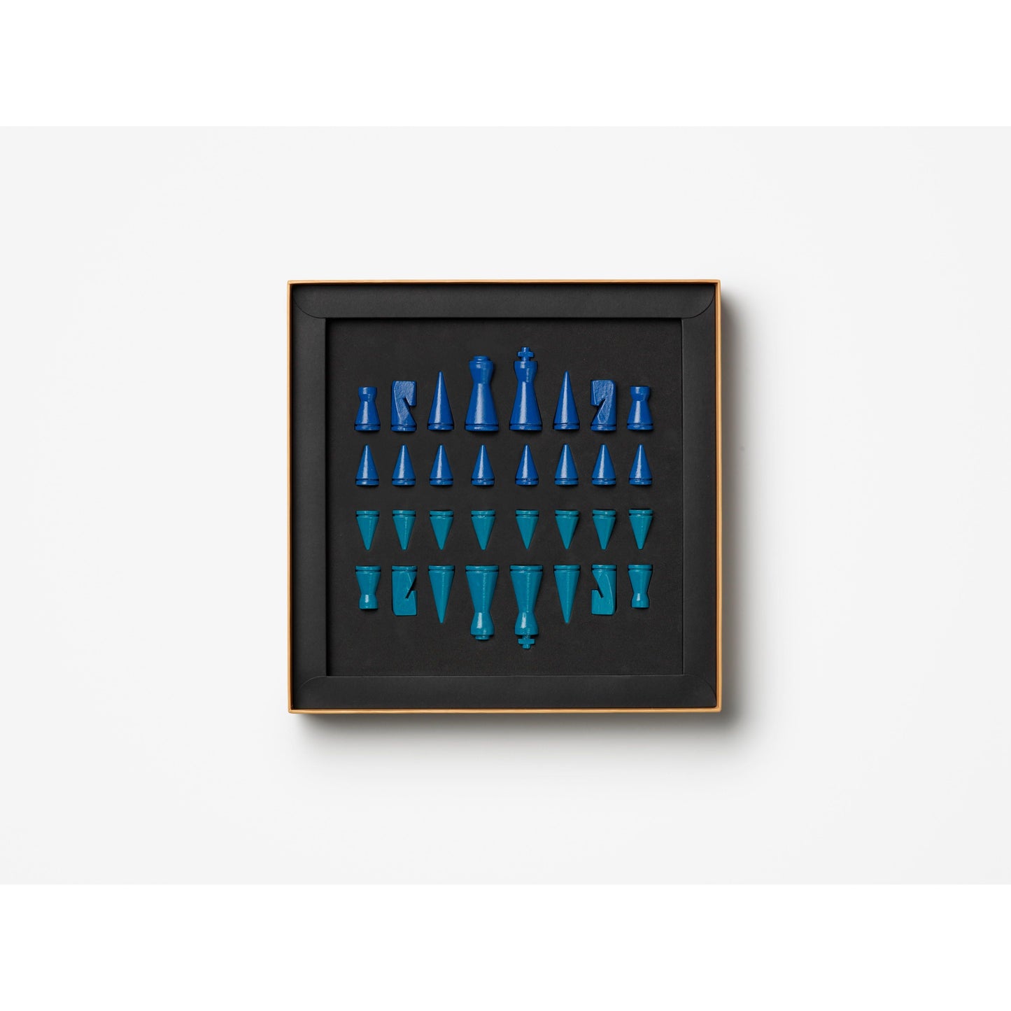 Modernes Schachfiguren-Set in Blau, stilvolles Design, ordentlich im schwarzen Karton angeordnet