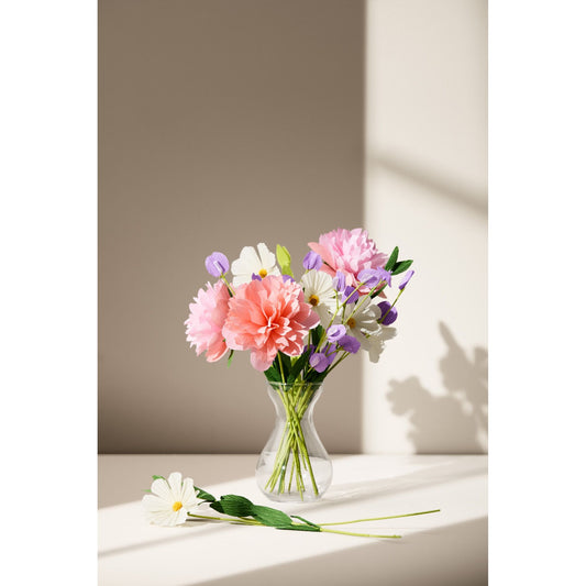 Papierblumen in Glasvase mit rosa, weißen und lila Blüten als dekoratives Wohnaccessoire