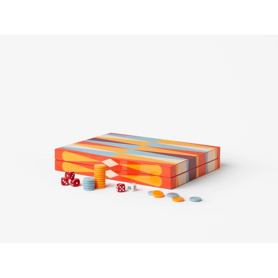 Backgammon-Spiel mit bunter Box, Spielsteinen und Würfeln auf weißem Hintergrund