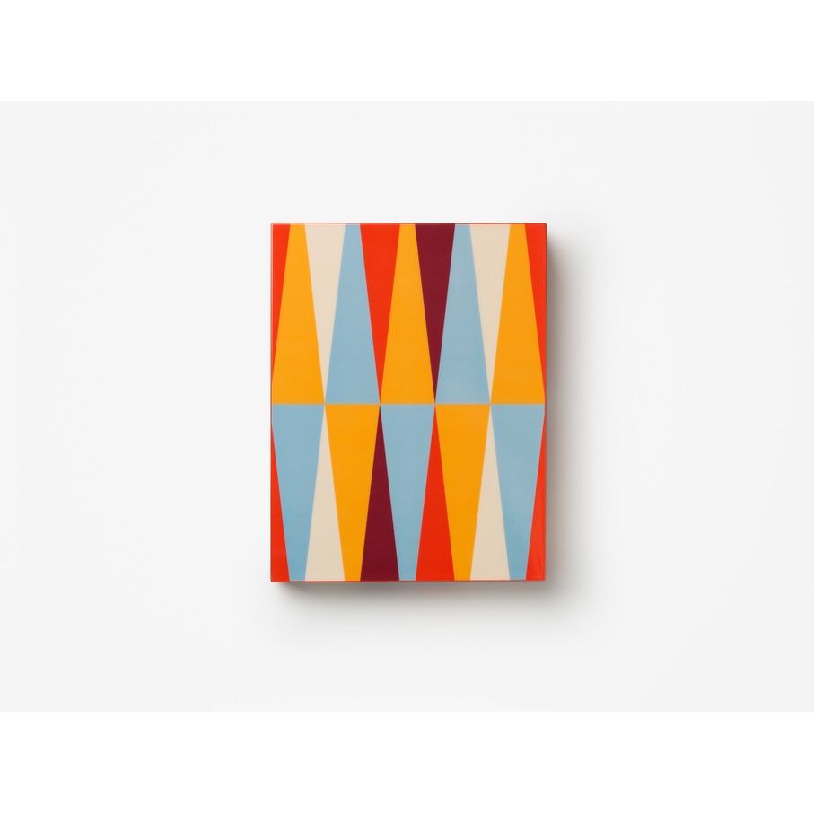 Backgammon Brettspiel mit geometrischem Muster in Gelb, Blau, Orange und Rot auf weißem Hintergrund