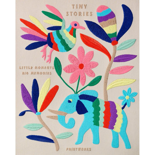 Bunt besticktes Cover mit Vogel, Elefant, Blumen und den Texten Tiny Stories, Little Moments Big Memories, Printworks.