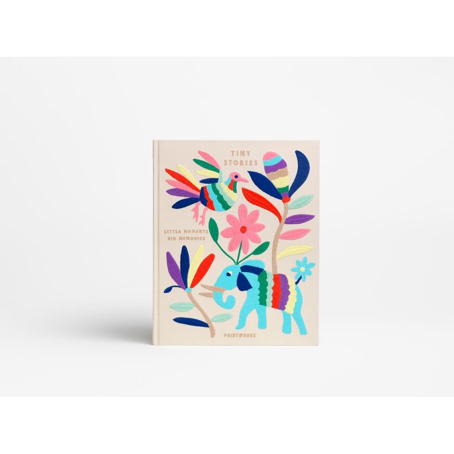 Notizbuch mit buntem Tier- und Blumenmotiv auf hellbeigem Cover, Titel Tiny Stories