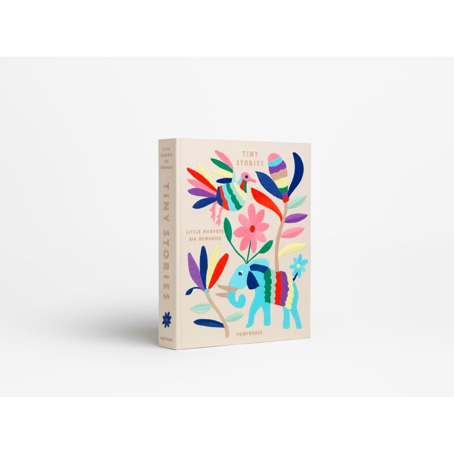 Design-Buch Tiny Stories mit buntem Tiermotiv, Elefant und Vogel, auf weißem Hintergrund