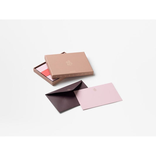 Edle Umschläge in Geschenkbox, rosa und dunkelviolett, auf weißem Hintergrund.