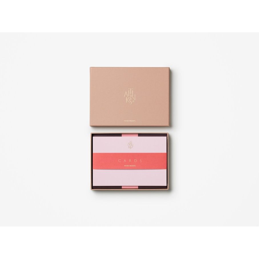 Elegante Geschenkbox mit Karten in Rosa und Rot auf weißem Hintergrund, minimalistisch gestaltet