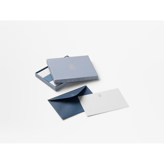 Edle Geschenkbox mit blauen Umschlägen und weißen Karten auf weißem Hintergrund
