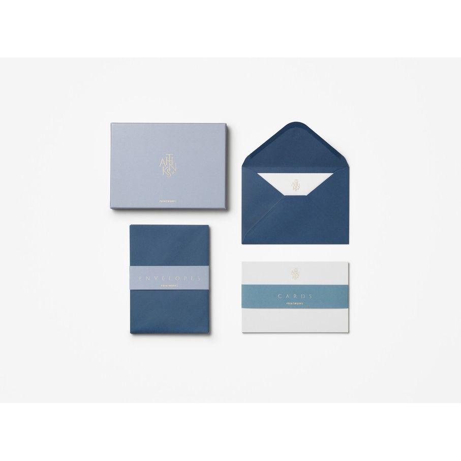 Elegantes Briefpapier-Set mit blauen Umschlägen und Karten auf weißem Hintergrund