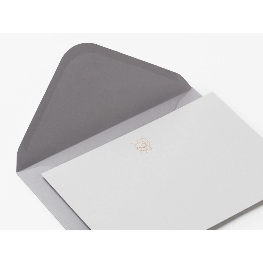 Elegante Briefkarte mit Umschlag, minimalistisches Design, hochwertige Papeterie in Grau.