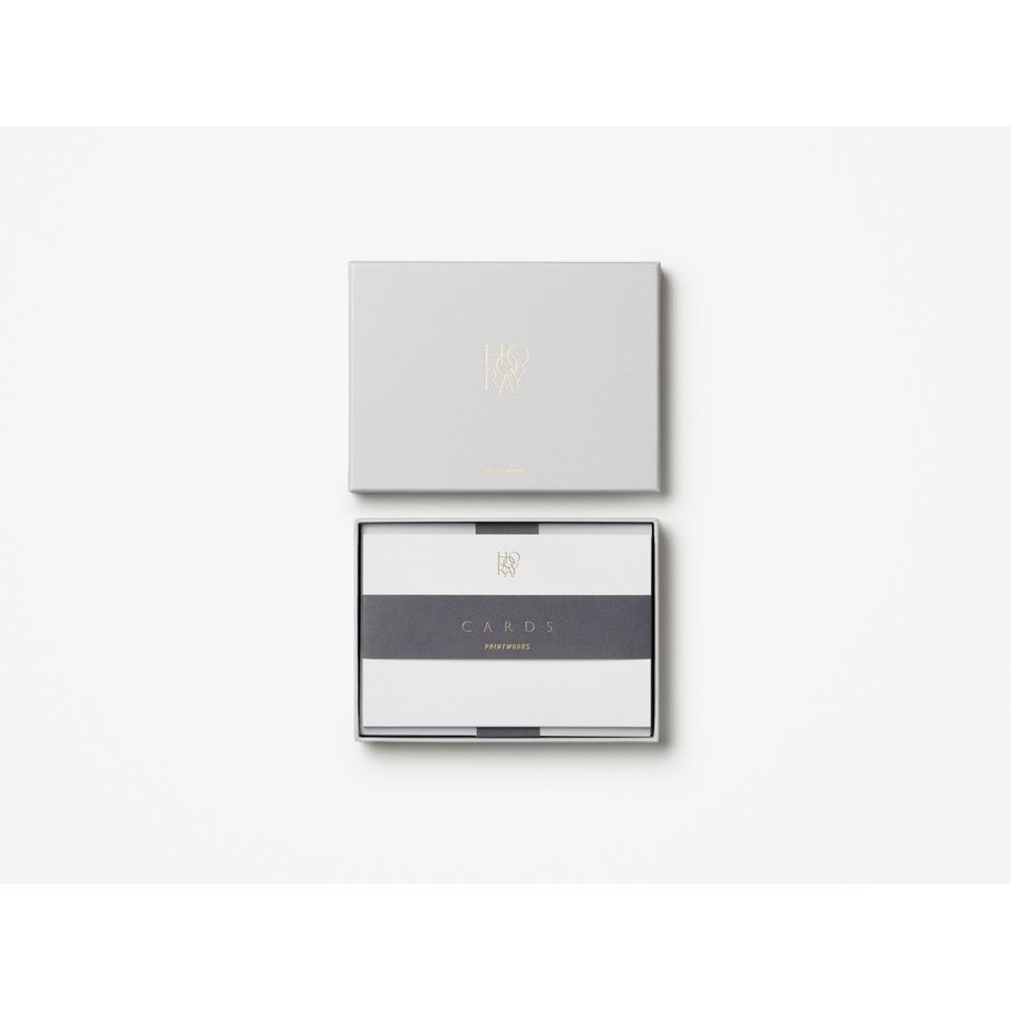 Elegante Geschenkbox mit weißen Karten, minimalistisches Design auf hellem Hintergrund