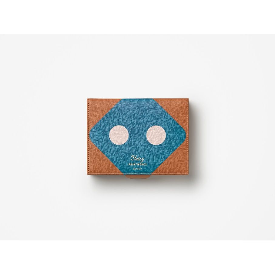 Yatzy Spielbox aus Kunstleder, braun mit blauem und weißen Muster, minimalistisches Design