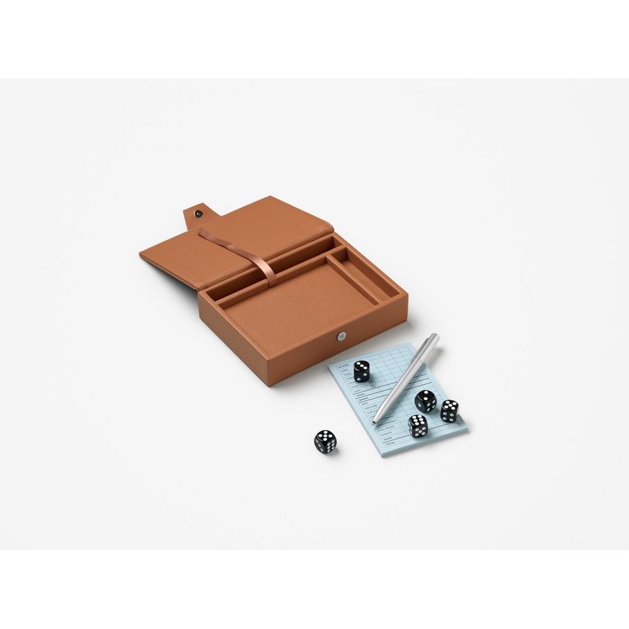 Edle Würfelspiel-Box aus braunem Leder mit Würfeln, Stift und Spielblock auf weißem Hintergrund