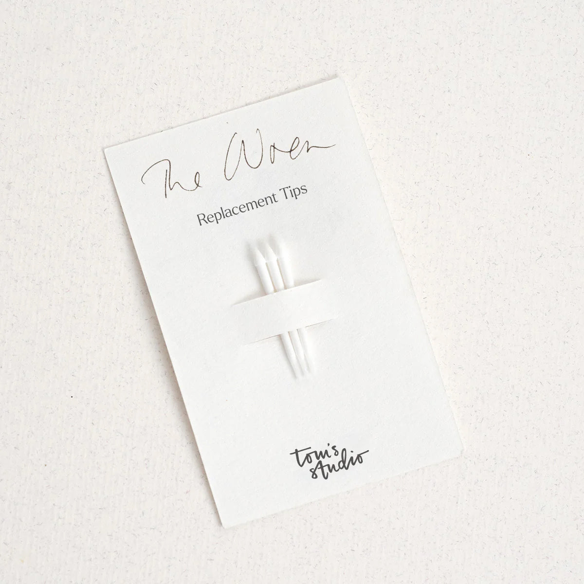 Drei Ersatzspitzen für Stift auf weißer Karte, minimalistisches Design, Nahaufnahme