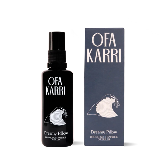 Schwarzes Ofa Karri Dreamy Pillow Kissenspray neben passender Verpackung mit Wellenmotiv