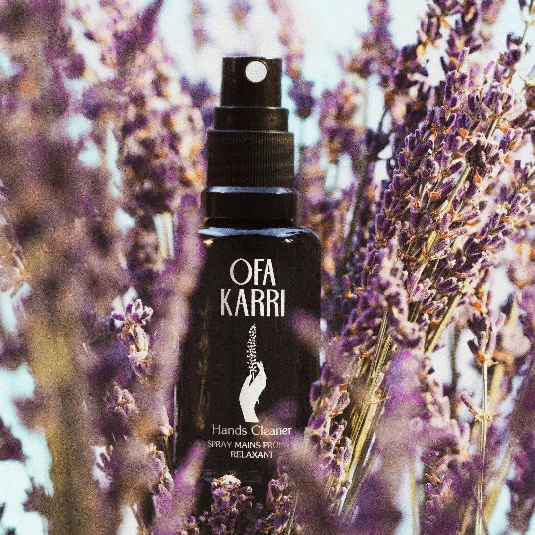 Handreiniger Spray Ofa Karri vor Lavendelblüten, natürlich, beruhigend, Pflegeprodukt