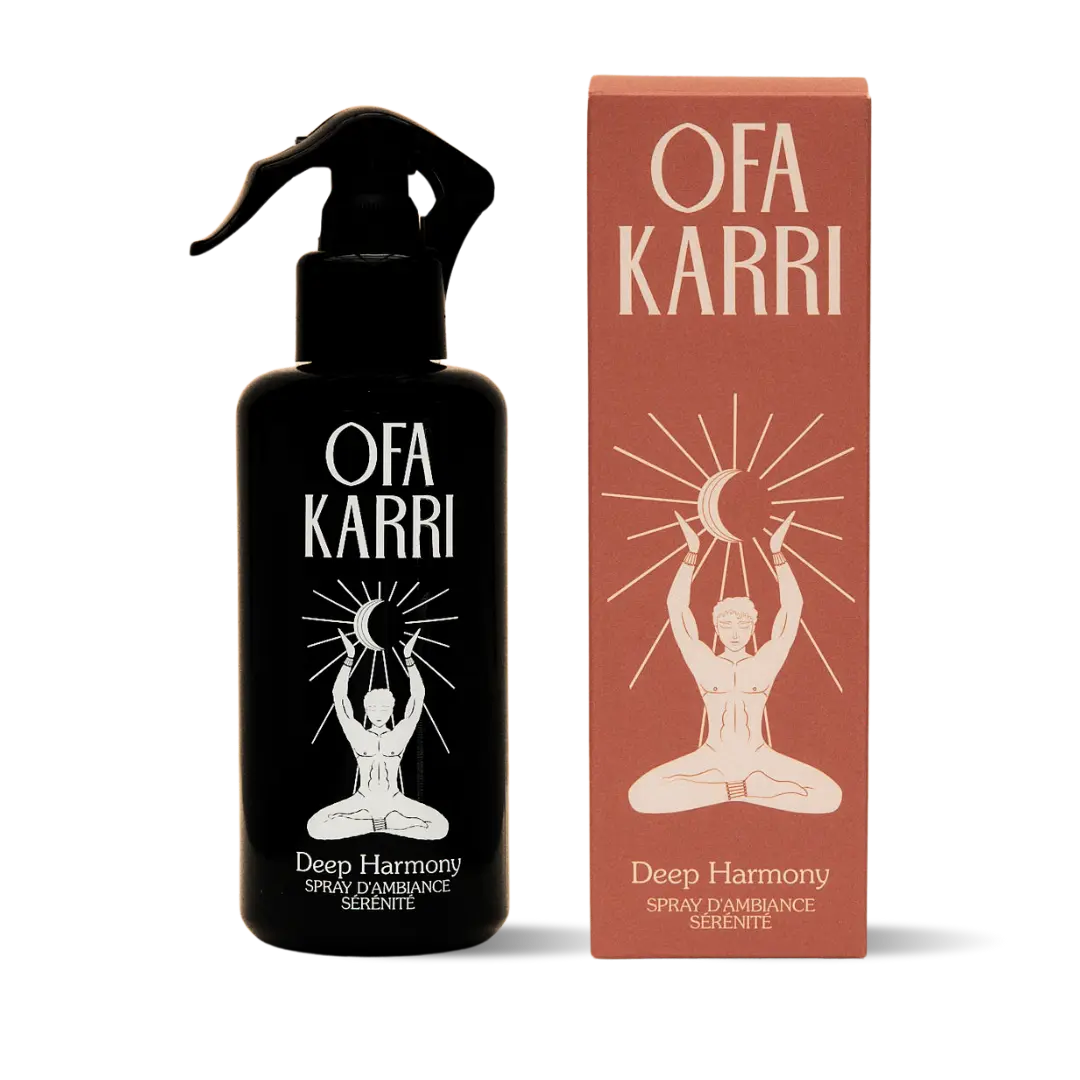 OFK KARRI Deep Harmony Spray mit meditierender Figur, Flasche und Verpackung nebeneinander