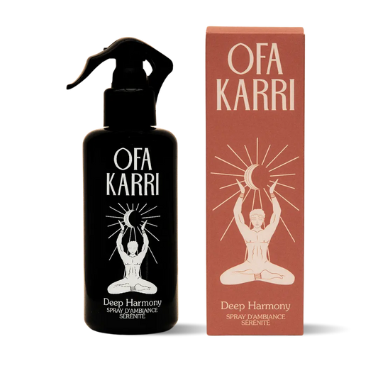 OFK KARRI Deep Harmony Spray mit meditierender Figur, Flasche und Verpackung nebeneinander