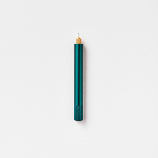 Minimalistischer Kugelschreiber in grün und gold auf weißem Hintergrund, Design Schreibtisch-Accessoire