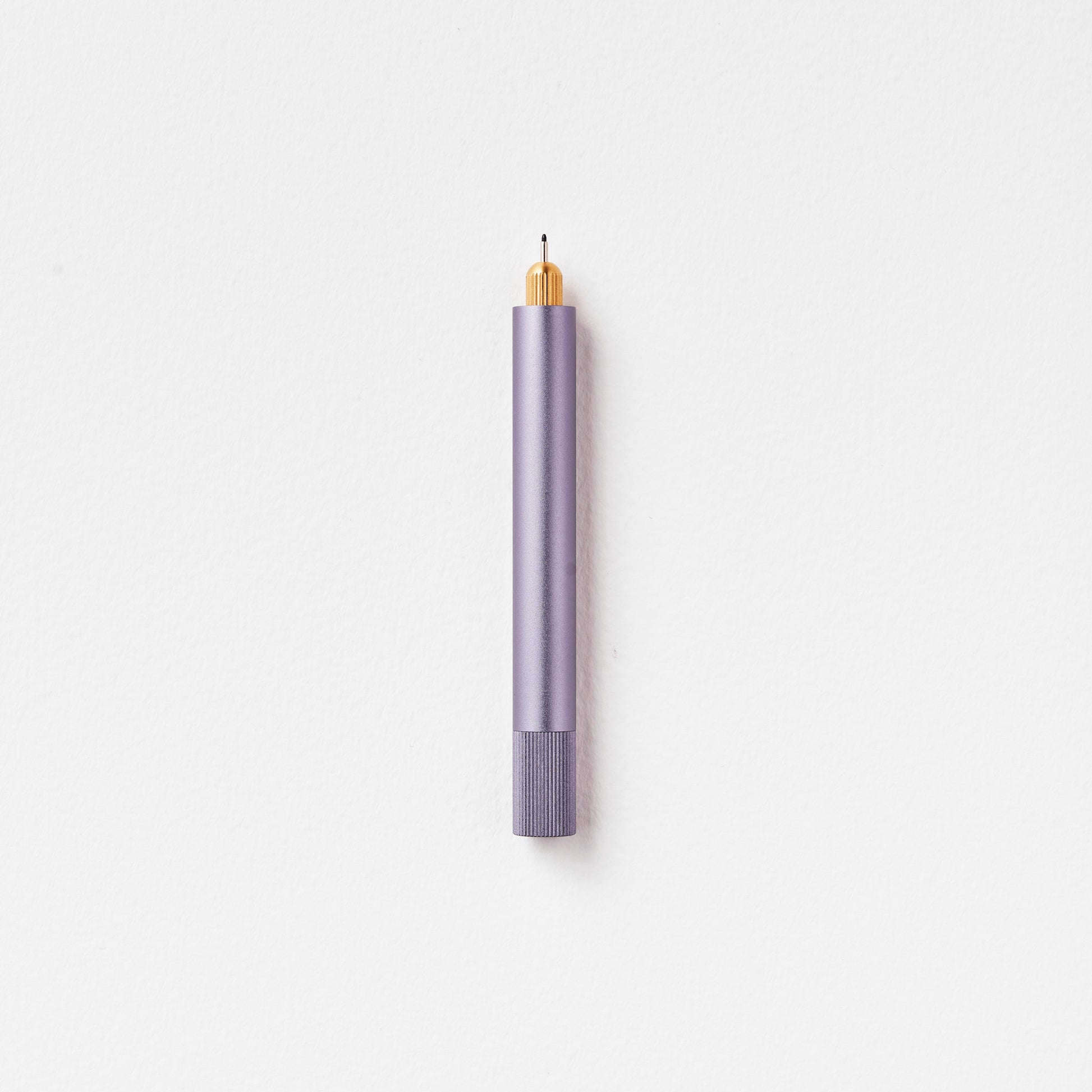 Minimalistischer Kugelschreiber in Flieder auf weißem Hintergrund, modernes Design