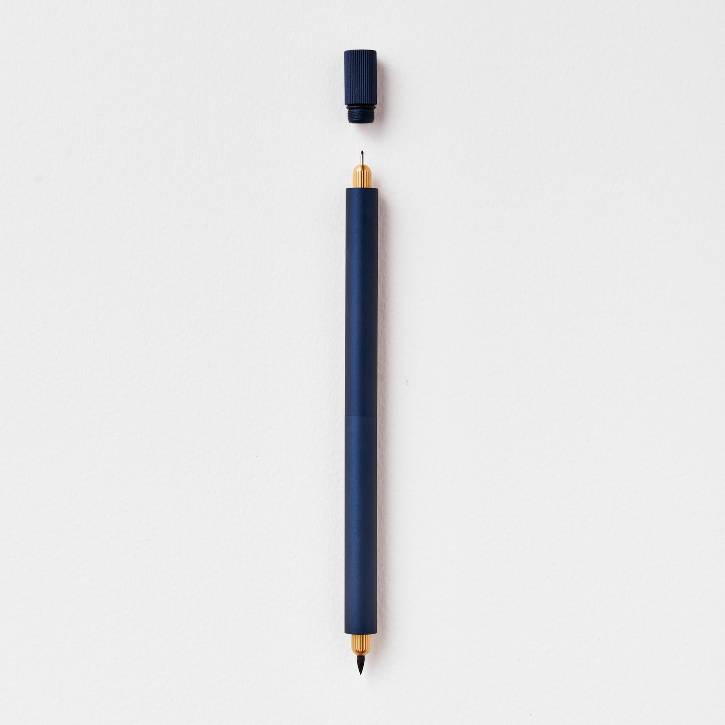 Dunkelblauer Design-Füller auf weißem Hintergrund, Kappe abgenommen, minimalistisch