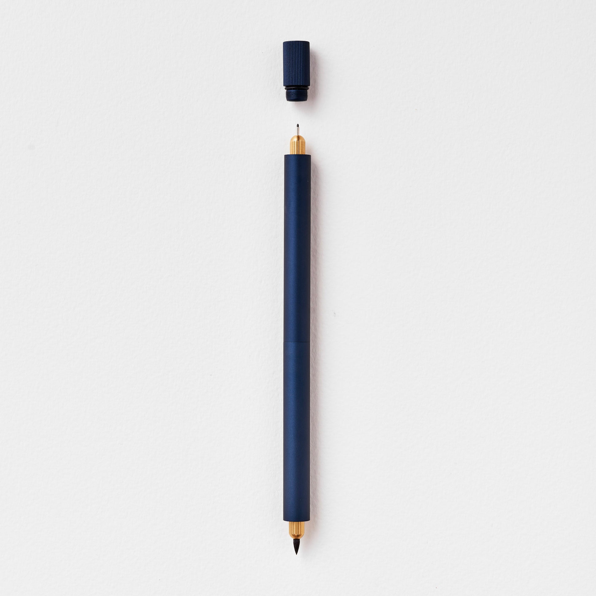 Dunkelblauer Design-Füller auf weißem Hintergrund, Kappe abgenommen, minimalistisch