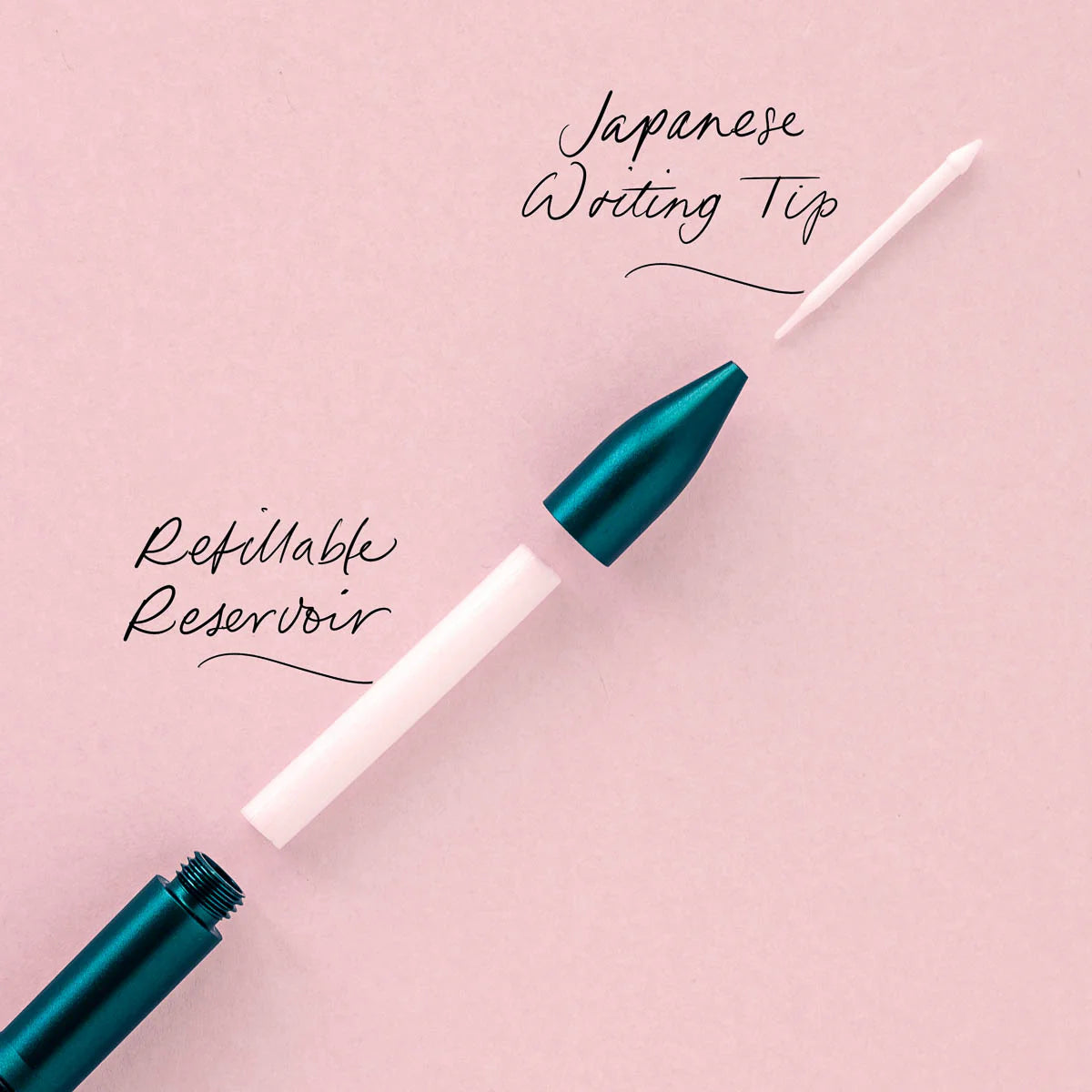 Detailaufnahme eines Stiftes mit japanischer Schreibspitze und nachfüllbarem Reservoir auf rosa Hintergrund.